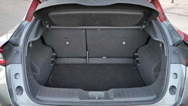 Модел, който остава модерен и подходящ, макар и не толкова впечатляващ като оригинала, който изобрети сегмента на компактните кросоувъри преди около десет години. Juke е дълъг 421 см, широк 180 см и висок 159 см с междуосие от 264 см. 

Обемът на багажника варира между 354 и 1237 литра за пълния хибриден вариант, който нараства съответно до 422 и 1305 литра за бензиновия. Цените му у нас започнат от  от 41 590 лева за най-малкия бензинов двигател от 999 кубика, за да стигнат 58 400 за версията N-design.